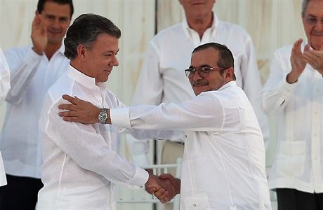Kolumbijský prezident Juan Manuel Santos,(vlevo) a velitel FARC Rodrigo Londono.