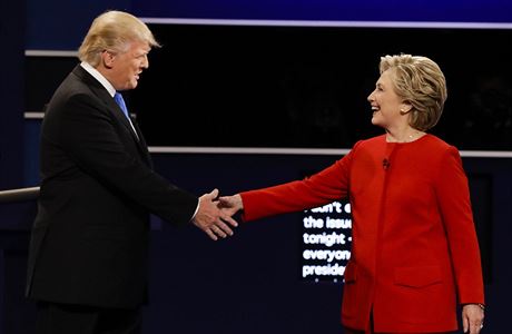 Donald Trump se zdraví se svou soupekou Hillary Clintonovou ped první diskuzí...