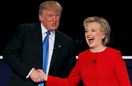 Donald Trump s Hillary Clintonovou si potásli rukou ped zaátkem oste...
