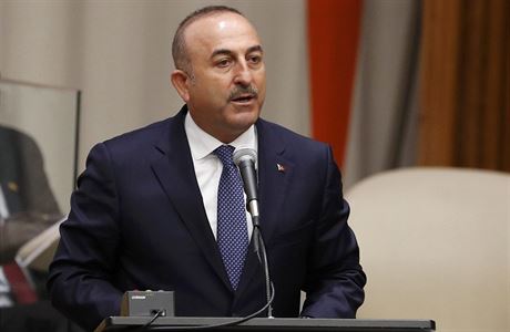 Turecký ministr zahranií Mevlut Çavuoglu pi projevu na konferenci o migraní...