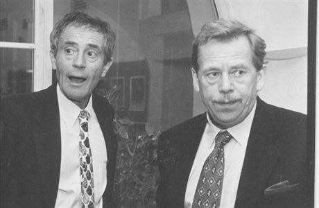 Jan Tíska, Václav Havel (zleva) po premiée Havlovy hry v Divadle na Zábradlí.