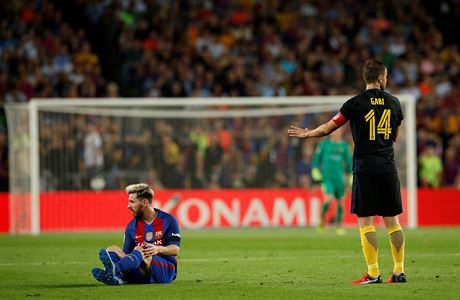 Lionel Messi sedí na zemi s bolestmi tísla, které ho vyadí ze hry na ti...