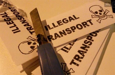 Skupina praskch taxik vylepovala samolepky s npisem Illegal Transport na...