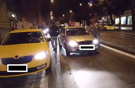 Akce samolepka: idii taxi se natoili, jak trestají oféry konkurenního...