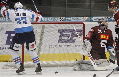 Piráti Chomutov - HC Sparta Praha. Chomutovský hrá Michal Poletín se raduje z...