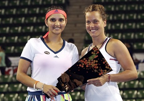 Sania Mirzaová a Barbora Strýcová v Tokiu.