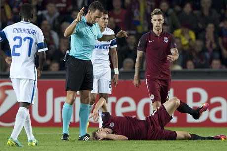 Zranný Martin Frýdek, který nakonec duel Evropské ligy proti Interu Milán...