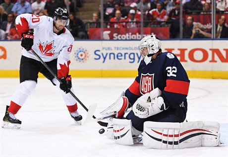 Amerian Jonathan Quick s Kanaanem Johnem Tavaresem.