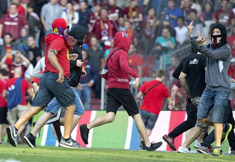 Fotbaloví fanouci vtrhli na hit letenského stadionu