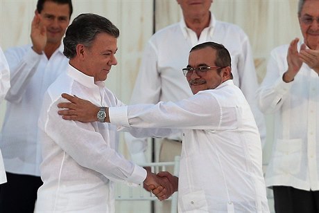 Kolumbijský prezident Juan Manuel Santos,(vlevo) a velitel FARC Rodrigo Londono.