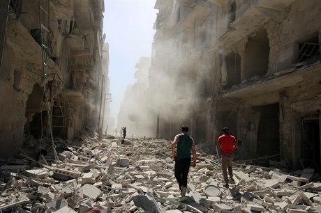 Mui prohledávají trosky bombardovaného Aleppa.
