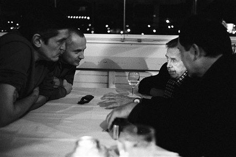 Václav Havel se na návštěvě Bratislavy setkal s tamními novináři.