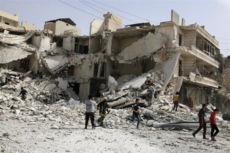 Trosky budovy v Aleppu po posledních náletech.