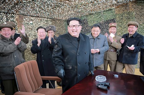 Kim ong-un má radost z úspného testu raketového motoru schopného nést...