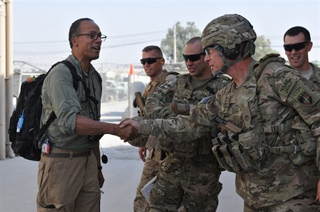 Moderátor první debaty amerických prezidentských kandidát Lester Holt na...