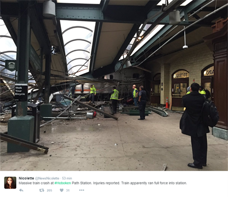 V New Jersey najel vlak do nástupit, nejmén 100 lidí se zranilo.