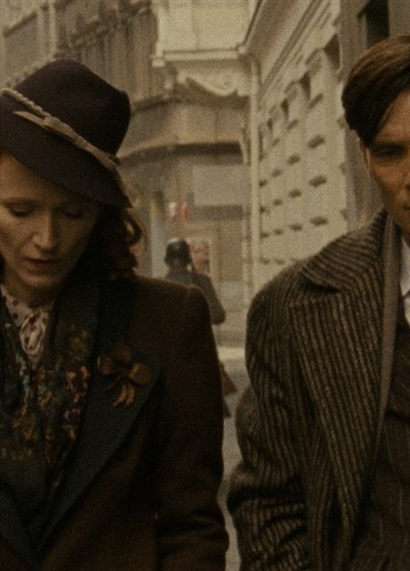 Mezinárodní kooperace. Anna Geislerová a Cillian Murphy ve snímku Anthropoid.