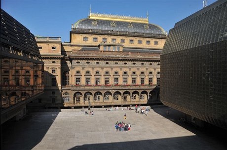 Piazzetta Národního divadla by se v budoucnu mohla jmenovat po Václavu Havlovi.