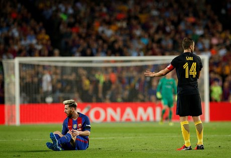 Lionel Messi sedí na zemi s bolestmi třísla, které ho vyřadí ze hry na tři...