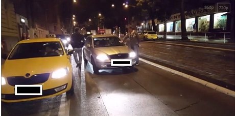 Akce samolepka: idii taxi se natoili, jak trestají oféry konkurenního...