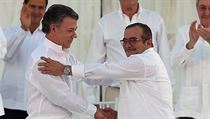 Kolumbijsk prezident Juan Manuel Santos,(vlevo) a velitel FARC Rodrigo Londono.
