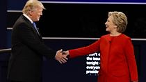 Donald Trump se zdraví se svou soupeřkou Hillary Clintonovou před první diskuzí...