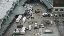 Policisté a záchranáři před vlakovým nádražím v new Jersey