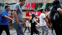 H&M podporuje zelenou politiku umstnm sbrnch kontejner.