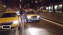 Akce samolepka: řidiči taxi se natočili, jak „trestají“ šoféry konkurenčního...