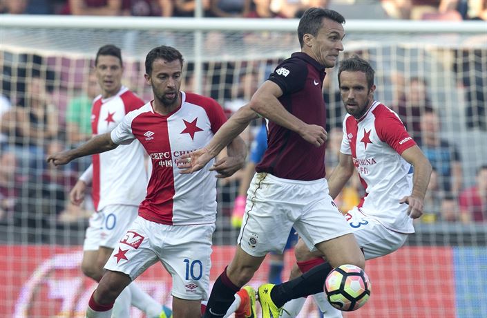 David Lafata se snaí najít cestu skrze Hubauera (derby Sparta vs Slavia).