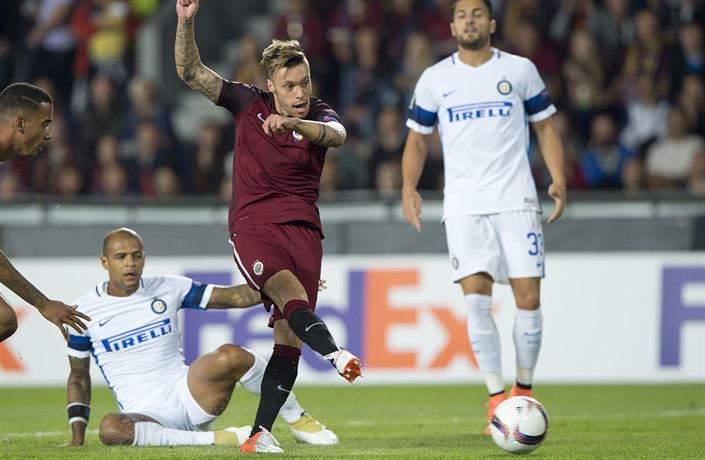 Václav Kadlec st�ílí první branku zápasu.