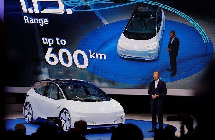 éf VW Herbert Diess pedstavuje nový model
