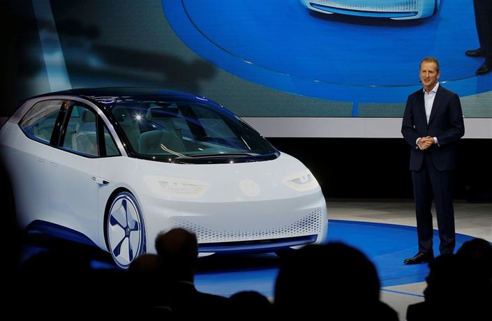 Herbert Diess, nový éf Volkswagenu na Autosalonu v Paíi