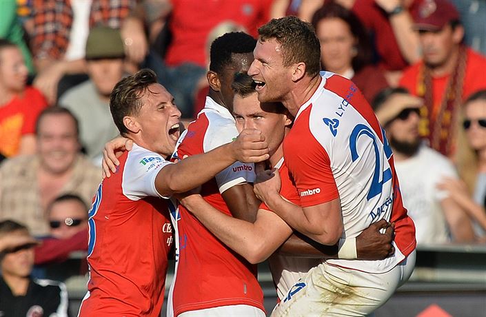 Jaromír Zmrhal se spolu s Murisem Me�anovi�em, Simonem Delim a Janem Bo�ilem