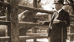 První editel Zoo Praha, Jií Janda se slonem Babym