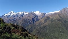 Zasnené vrcholky And na cest k Machu Picchu
