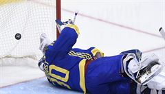 Gólman �védska Henrik Lundqvist (30) inkasuje po st�ele Tomá�e Tatara.