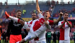 Fotbalisté Slavie si výhru v derby náleit uívají (derby Sparta vs Slavia).