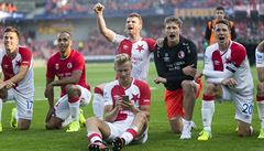Hrái Slavie slaví triumf derby se svými fanouky (derby Sparta vs Slavia).