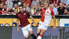 Sparta Praha - Slavia Praha. Zleva Josef ural ze Sparty a Michal Frydrych ze...