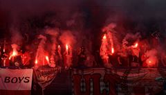 Sparta Praha - Slavia Praha. Fanouci Slavie s pyrotechnikou.