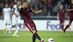 Václav Kadlec stílí druhý gól do sít Interu Milán