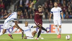 Václav Kadlec stílí první gól do sít Interu.