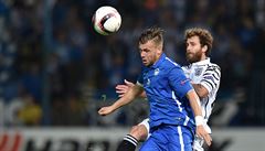 Slovan Liberec - PAOK Solu, domácí Radim Breite (vlevo) bojuje o mí.