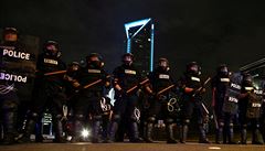Demonstrace, které znovu za�aly v noci na pátek, sledovaly silné oddíly policie...