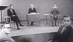 Richard Nixon (vpravo) se otírá kapesníkem.