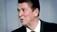 Ronald Reagan zlehuje Carterovy argumenty jedinou hlákou.