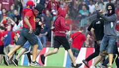 Fanoušci Sparty po prohře vtrhli na hřiště. Fotbalisté utekli do útrob stadionu