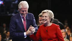 Clintonová schází z jevit se svým manelem Billem Clintonem.