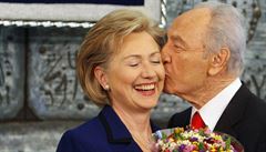 imon Peres na snímku spolu s Hillary Clintonovou.